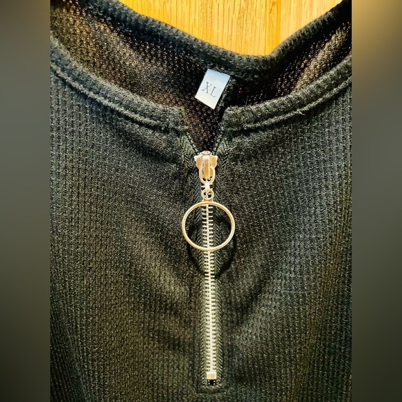 🥳HP🥳NWOT Contrast Guipure Lace Cold Shoulder Top in Black w/ Quarter Zip Front - Picture 8 of 13